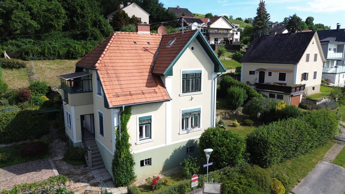 Charmantes Wohnhaus mit Wintergarten und großzügigem Garten