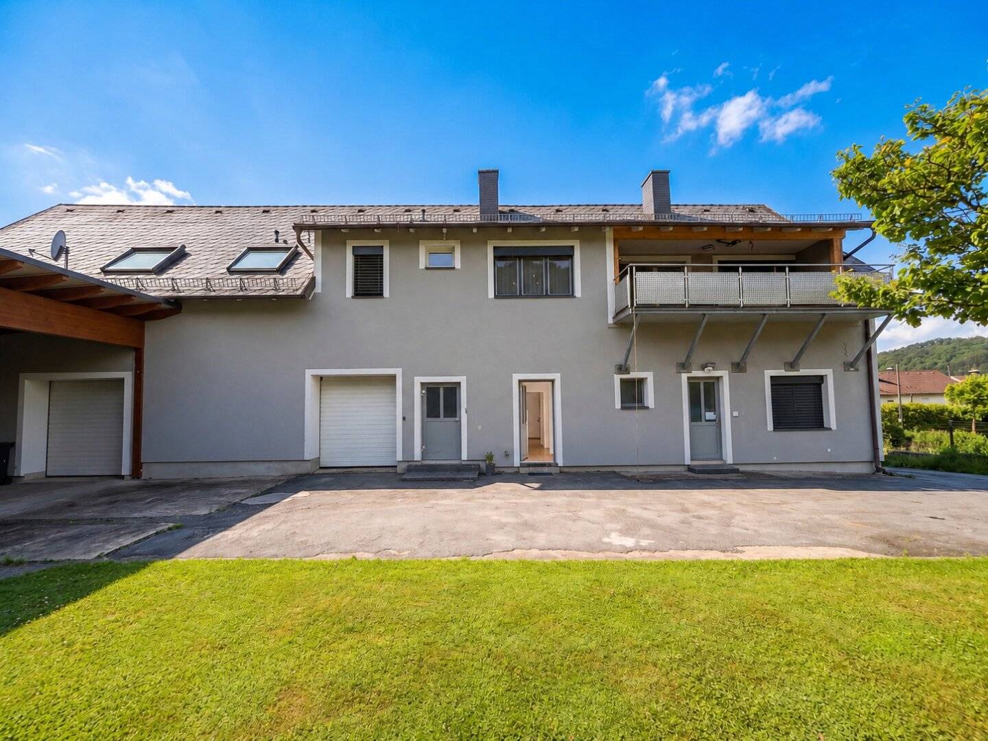 Family home with separate ground floor and green views in a quiet location
