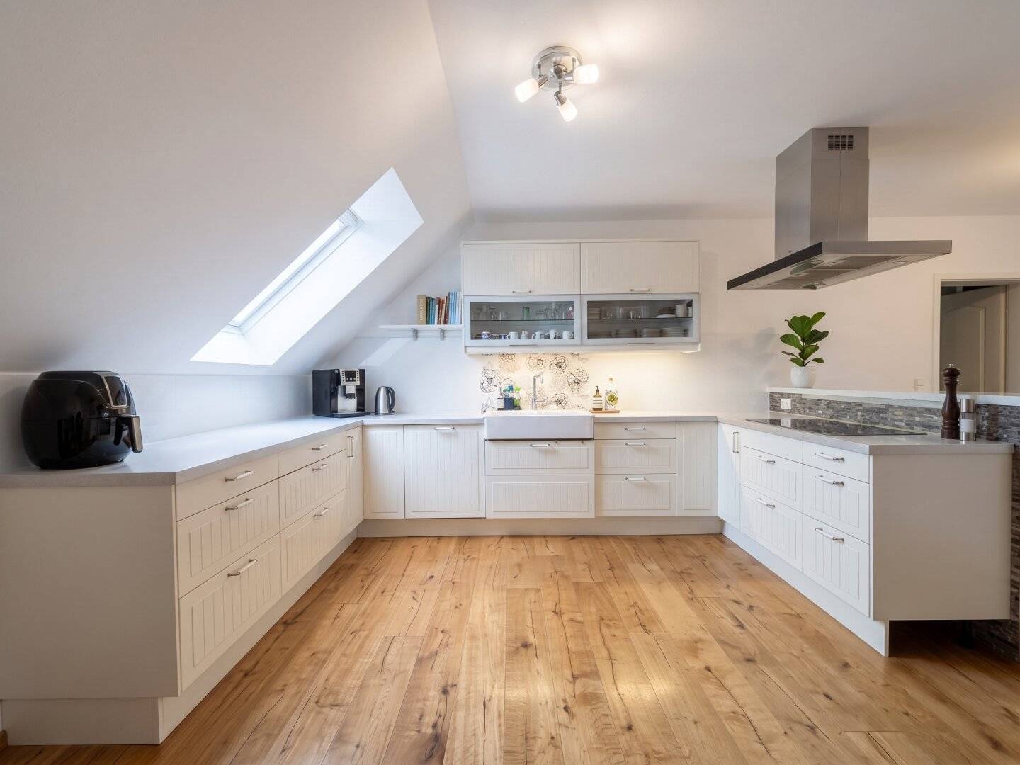 Family home with separate ground floor and green views in a quiet location