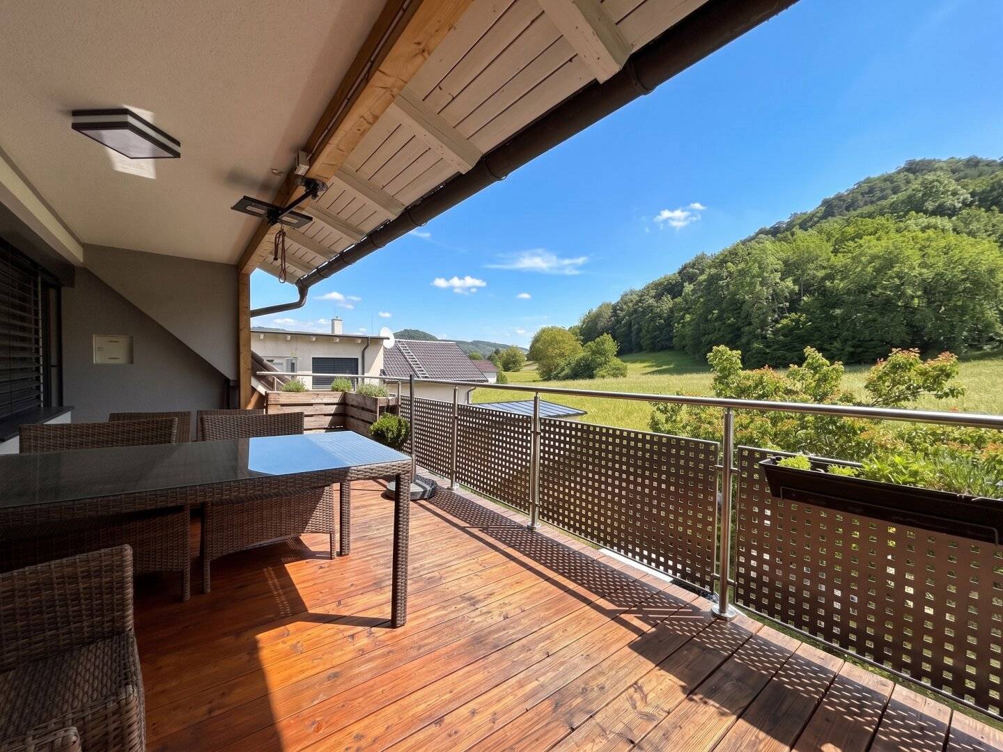 Family home with separate ground floor and green views in a quiet location