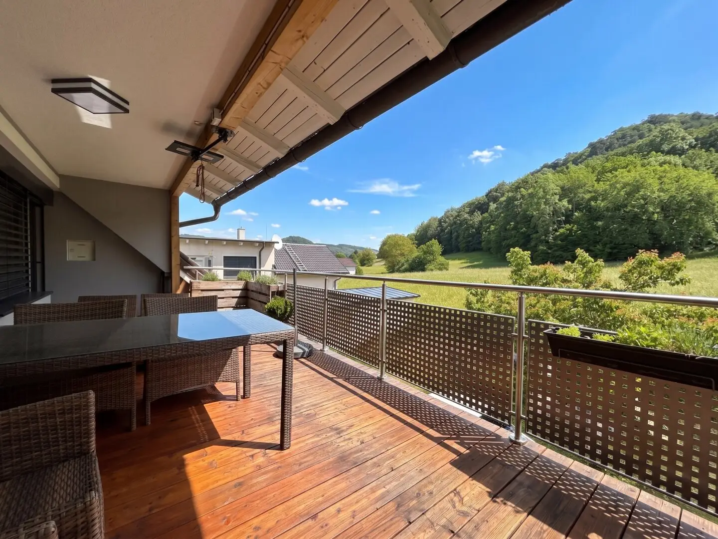 Family home with separate ground floor and green views in a quiet location