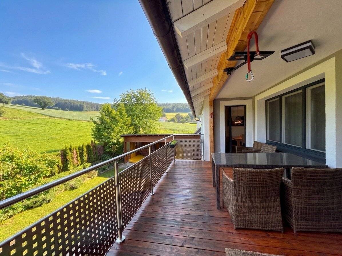 Family home with separate ground floor and green views in a quiet location