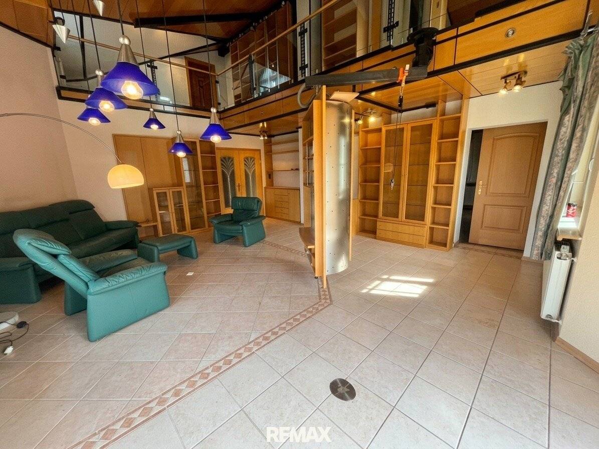Einfamilienhaus mit Garten und zwei Garagen in idyllischer Lage