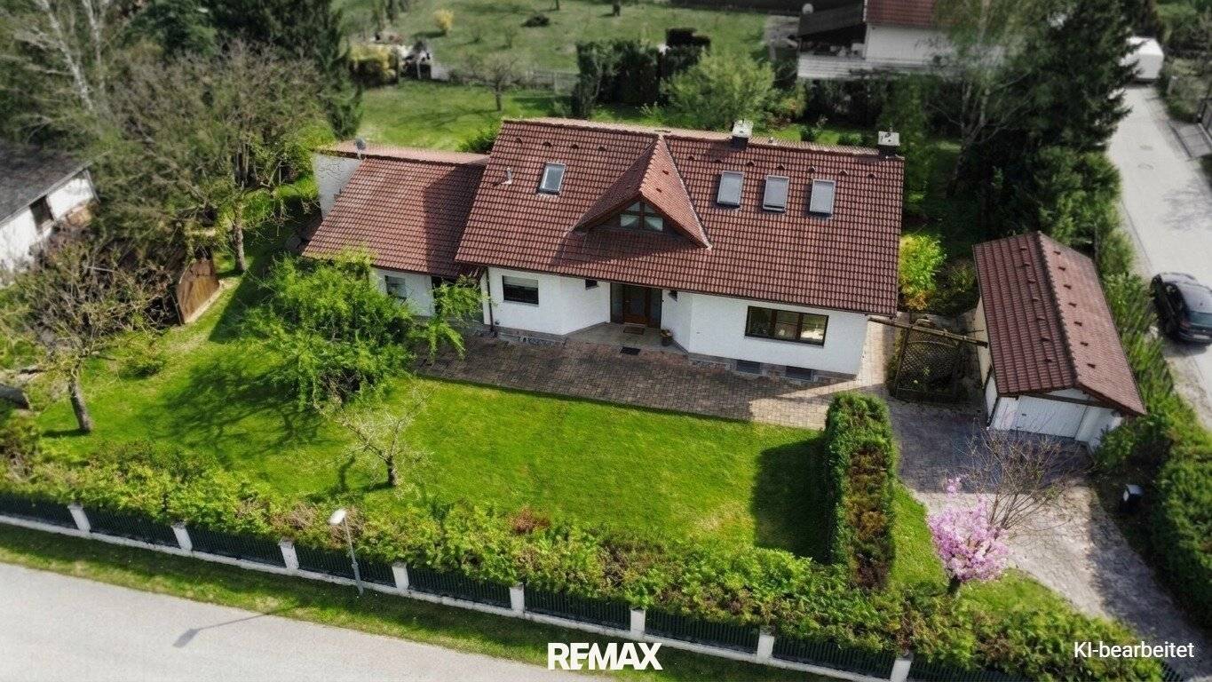 Einfamilienhaus mit Garten und zwei Garagen in idyllischer Lage