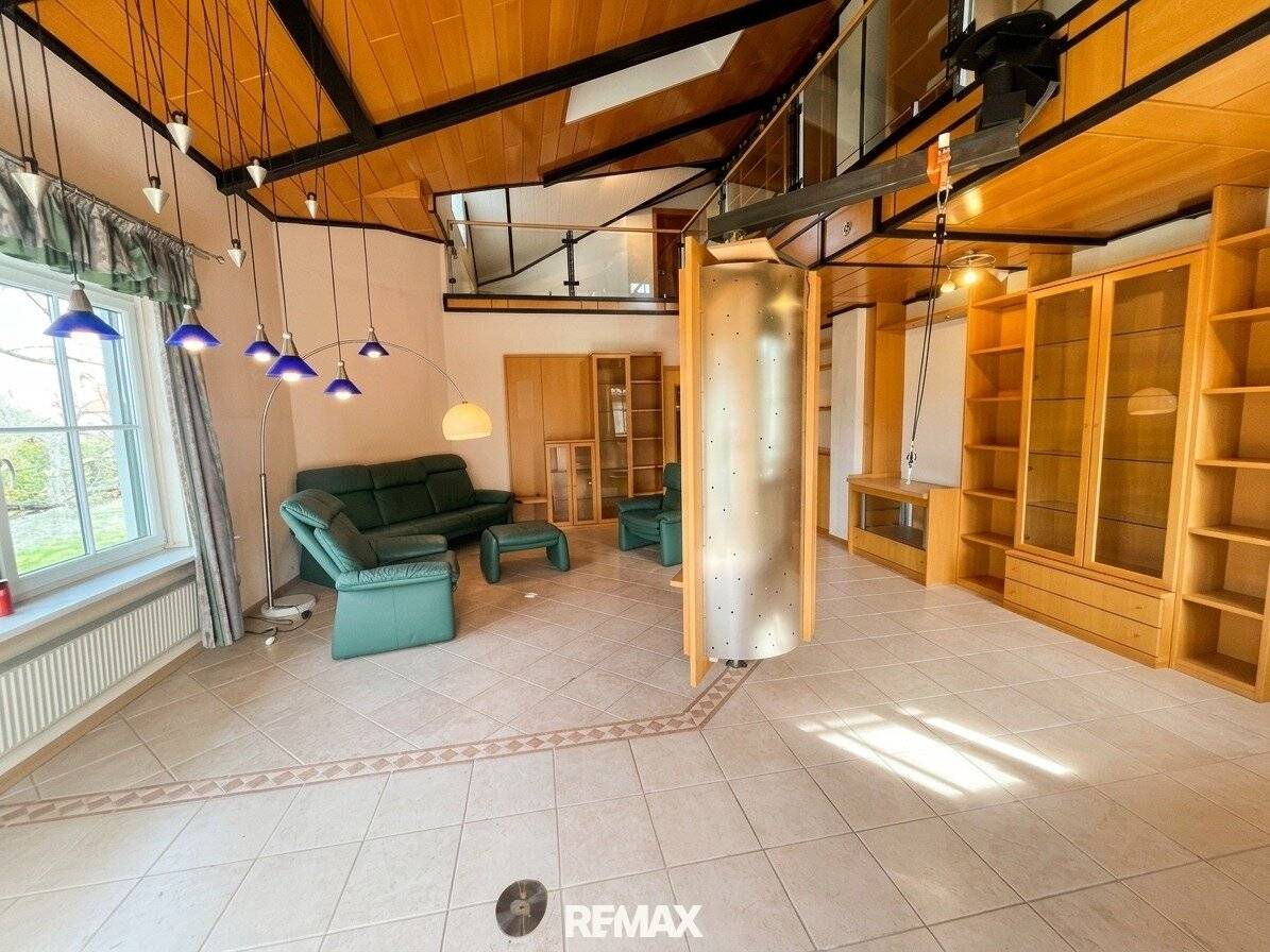 Einfamilienhaus mit Garten und zwei Garagen in idyllischer Lage