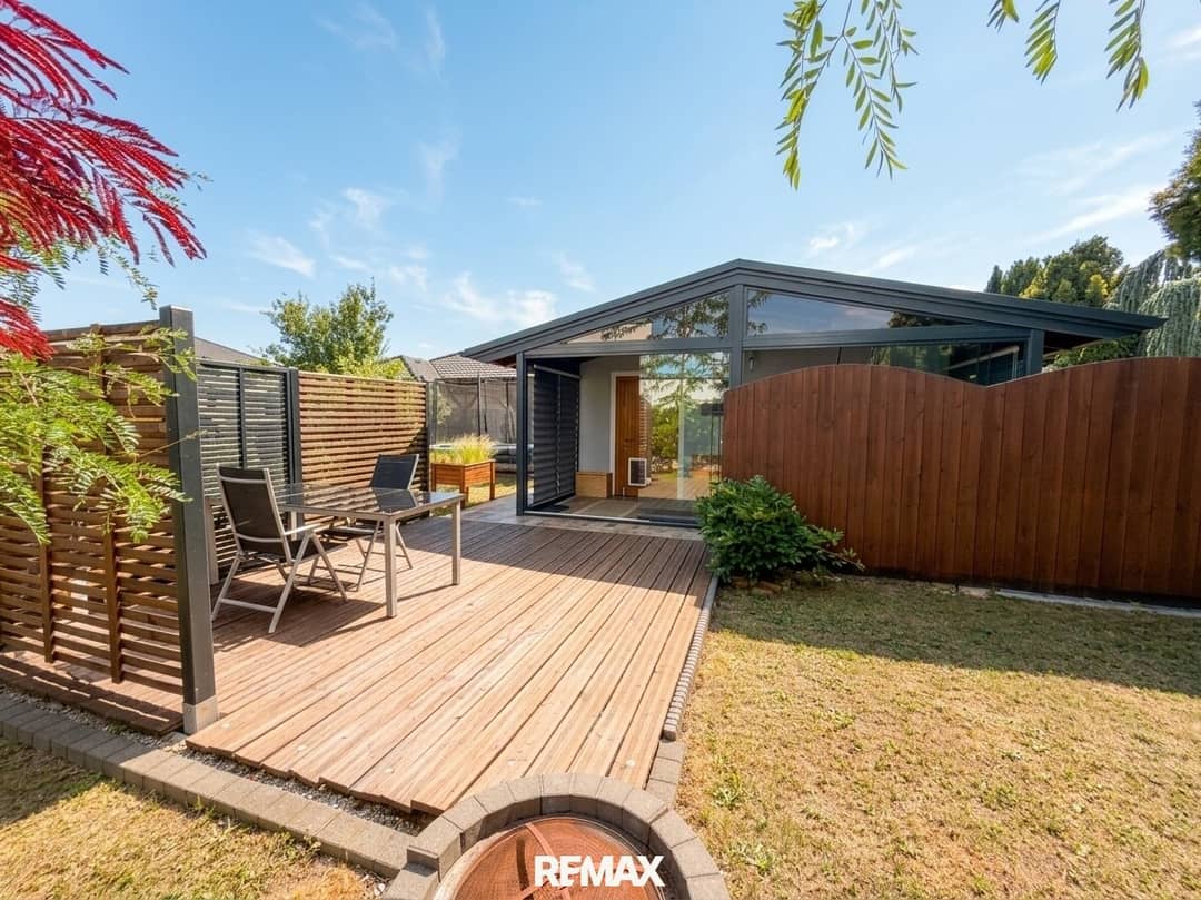 Bungalow mit Terrasse Wintergarten und Garten