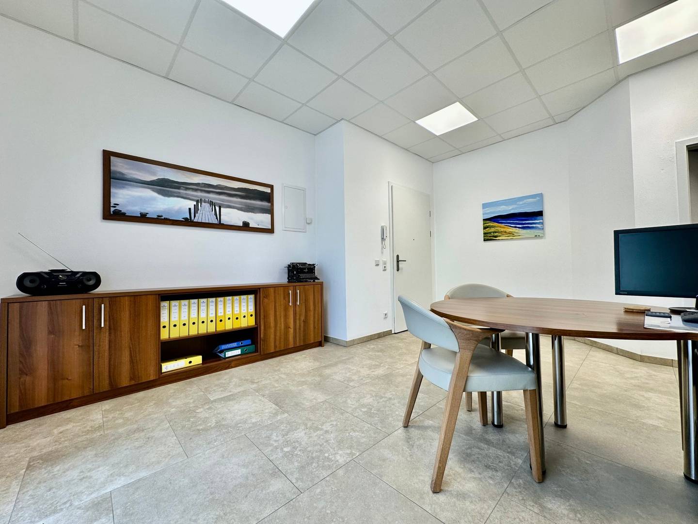 Helles Erdgeschossbüro mit Terrasse und Tiefgarage