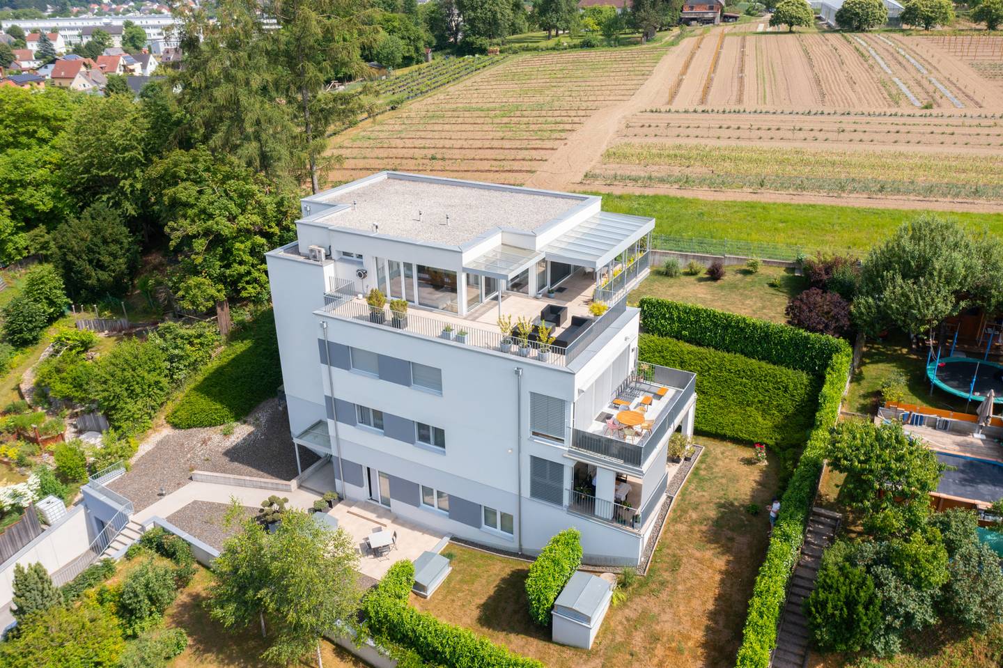 Helles Erdgeschossbüro mit Terrasse und Tiefgarage