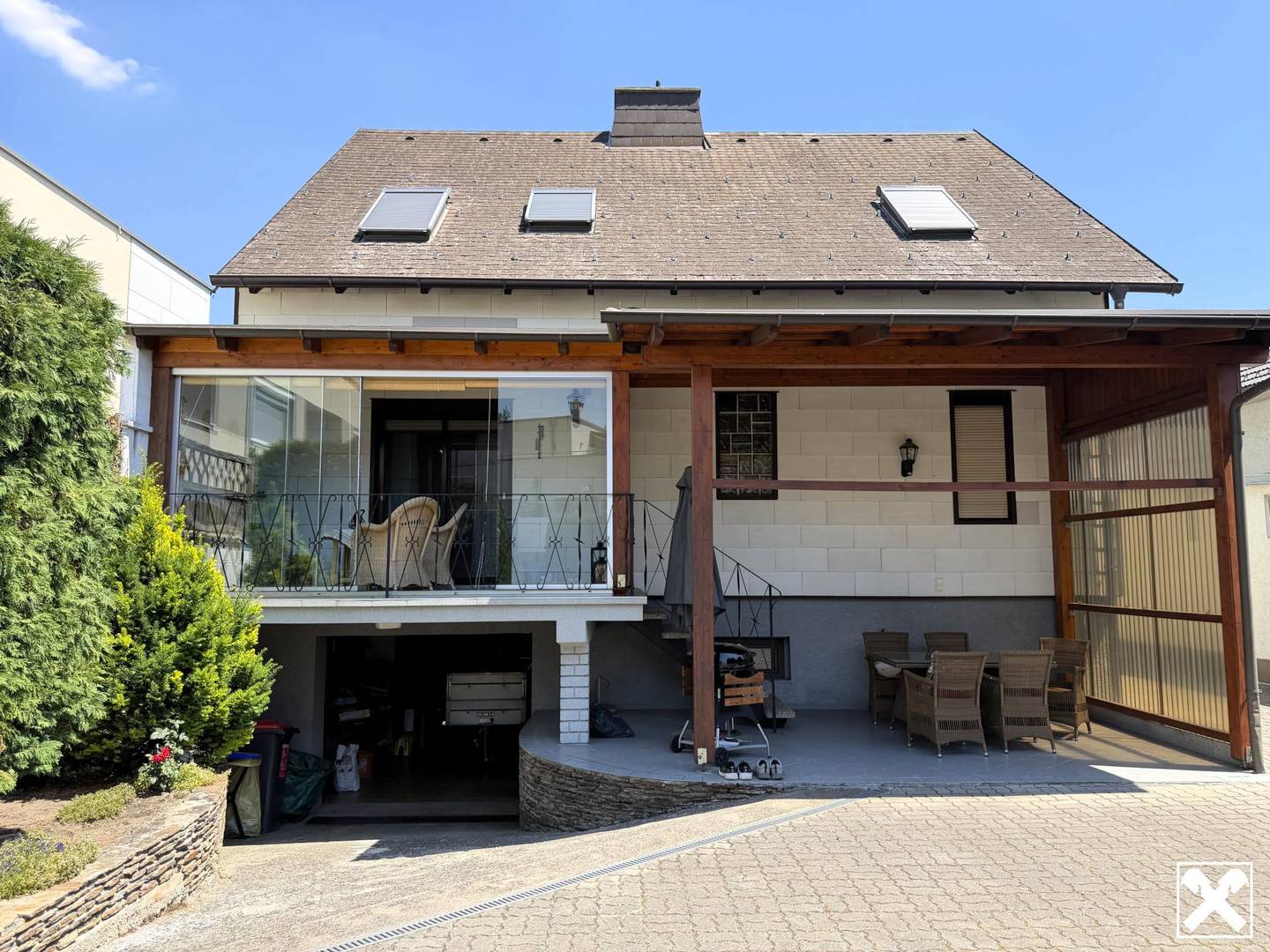 Well maintained house with garden terrace and pool