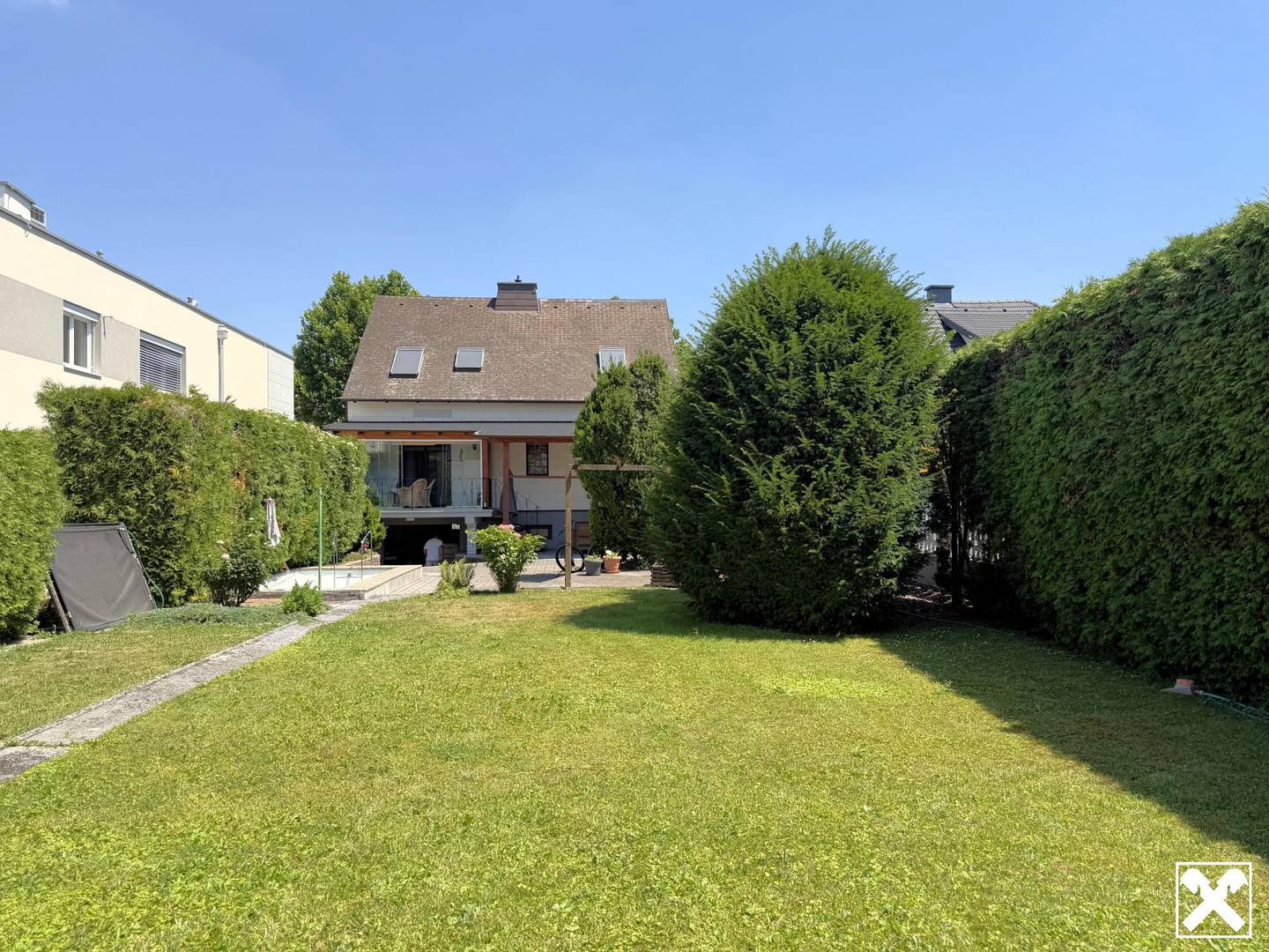 Well maintained house with garden terrace and pool