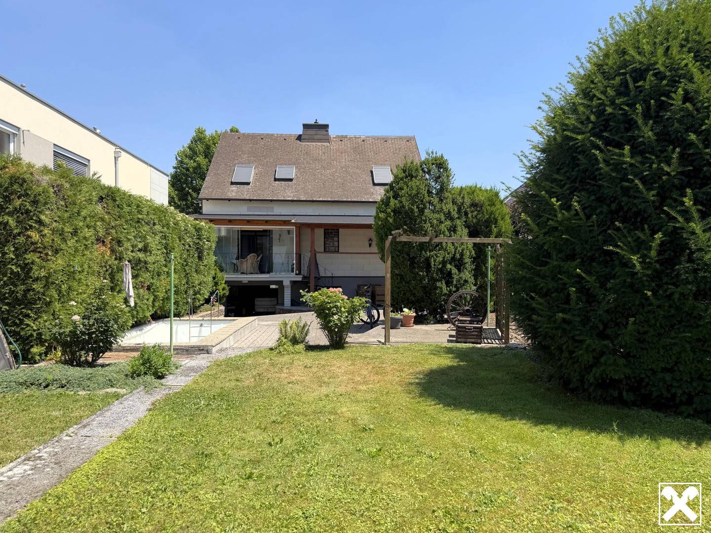 Well maintained house with garden terrace and pool
