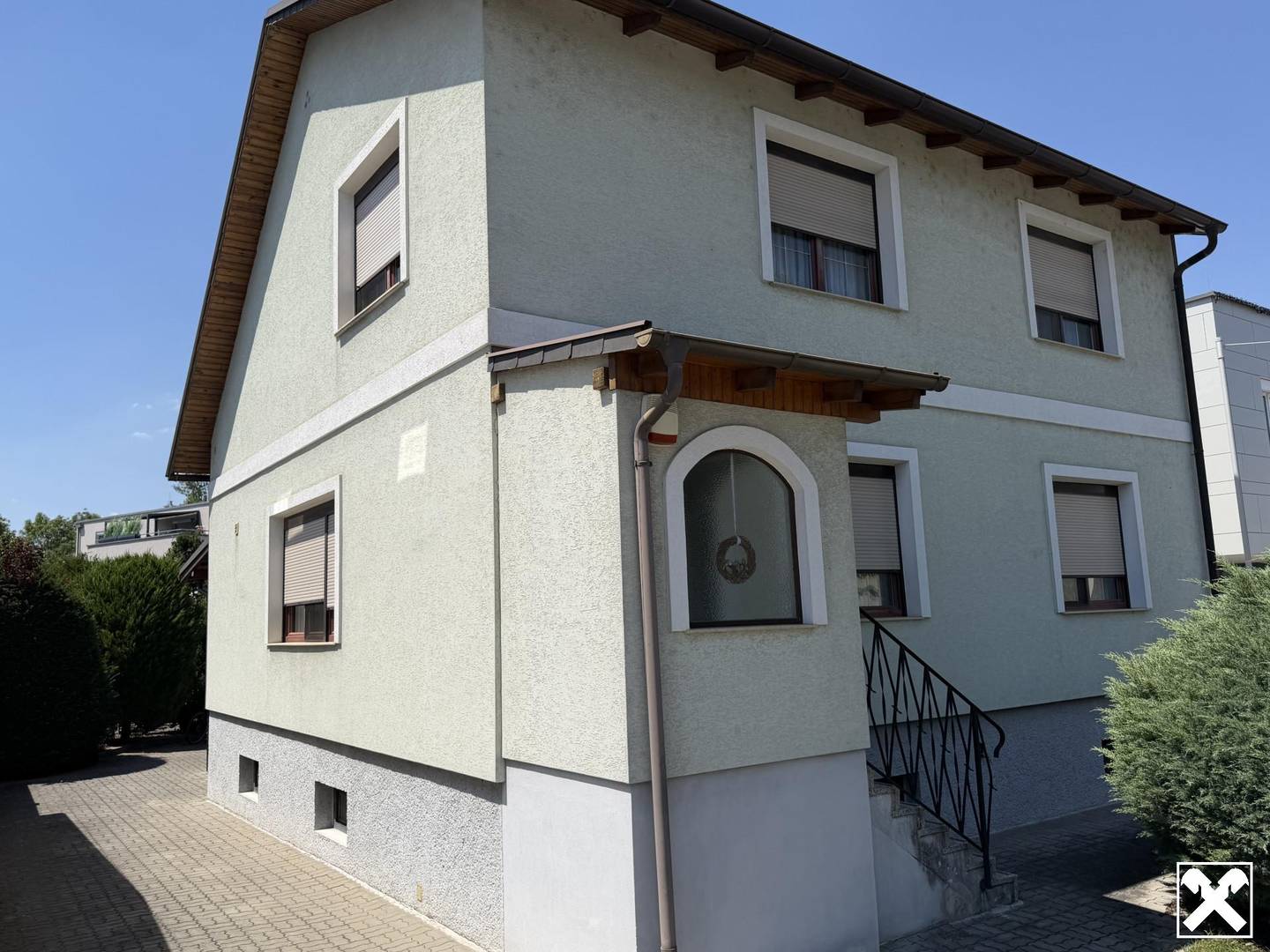 Well maintained house with garden terrace and pool