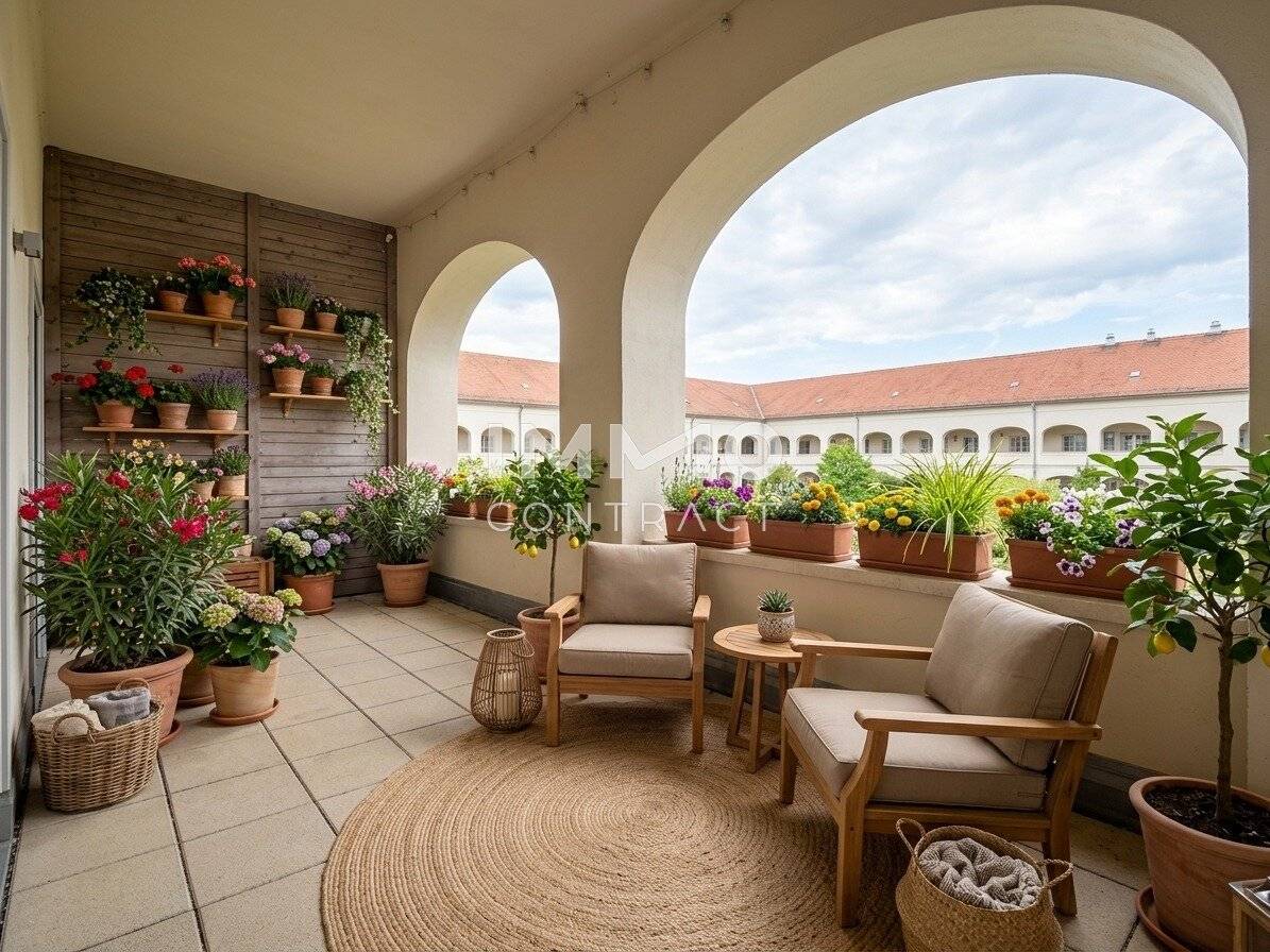 Period apartment with high ceilings and spacious loggia