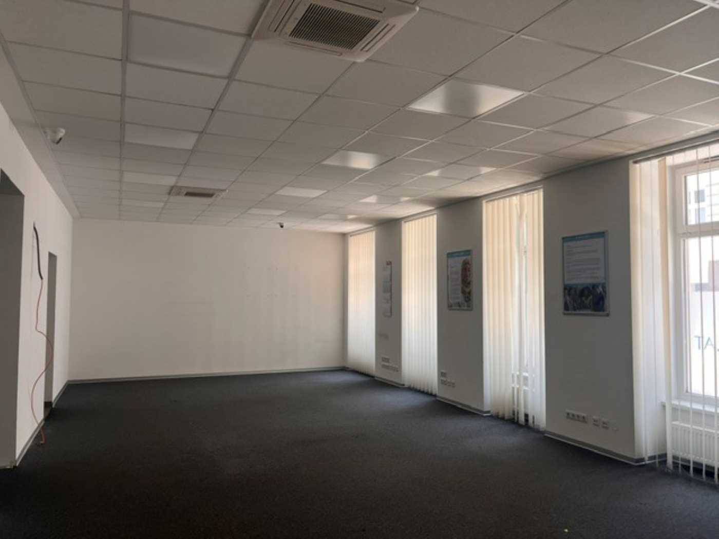 Bürofläche im Erdgeschoss mit großzügigen Glasflächen an der Landstraßer Hauptstraße