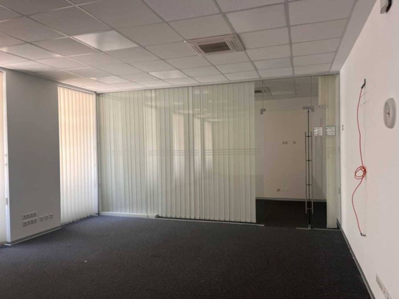 Bürofläche im Erdgeschoss mit großzügigen Glasflächen an der Landstraßer Hauptstraße