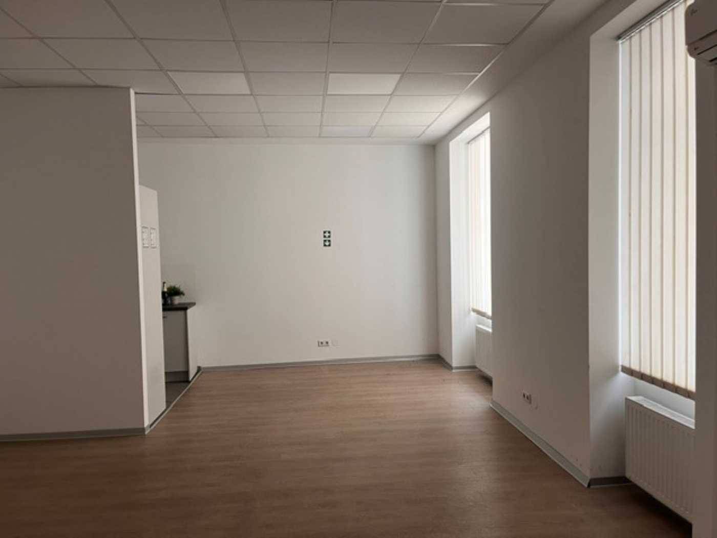 Bürofläche im Erdgeschoss mit großzügigen Glasflächen an der Landstraßer Hauptstraße