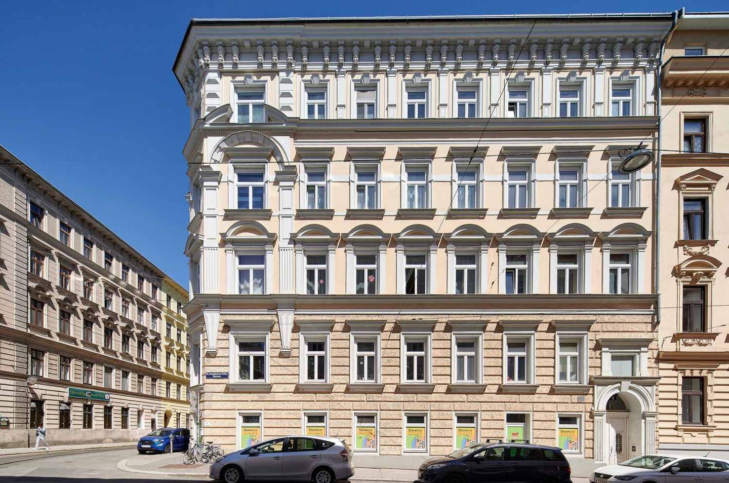 Renovated Altbau Apartment with Elevator in Währing