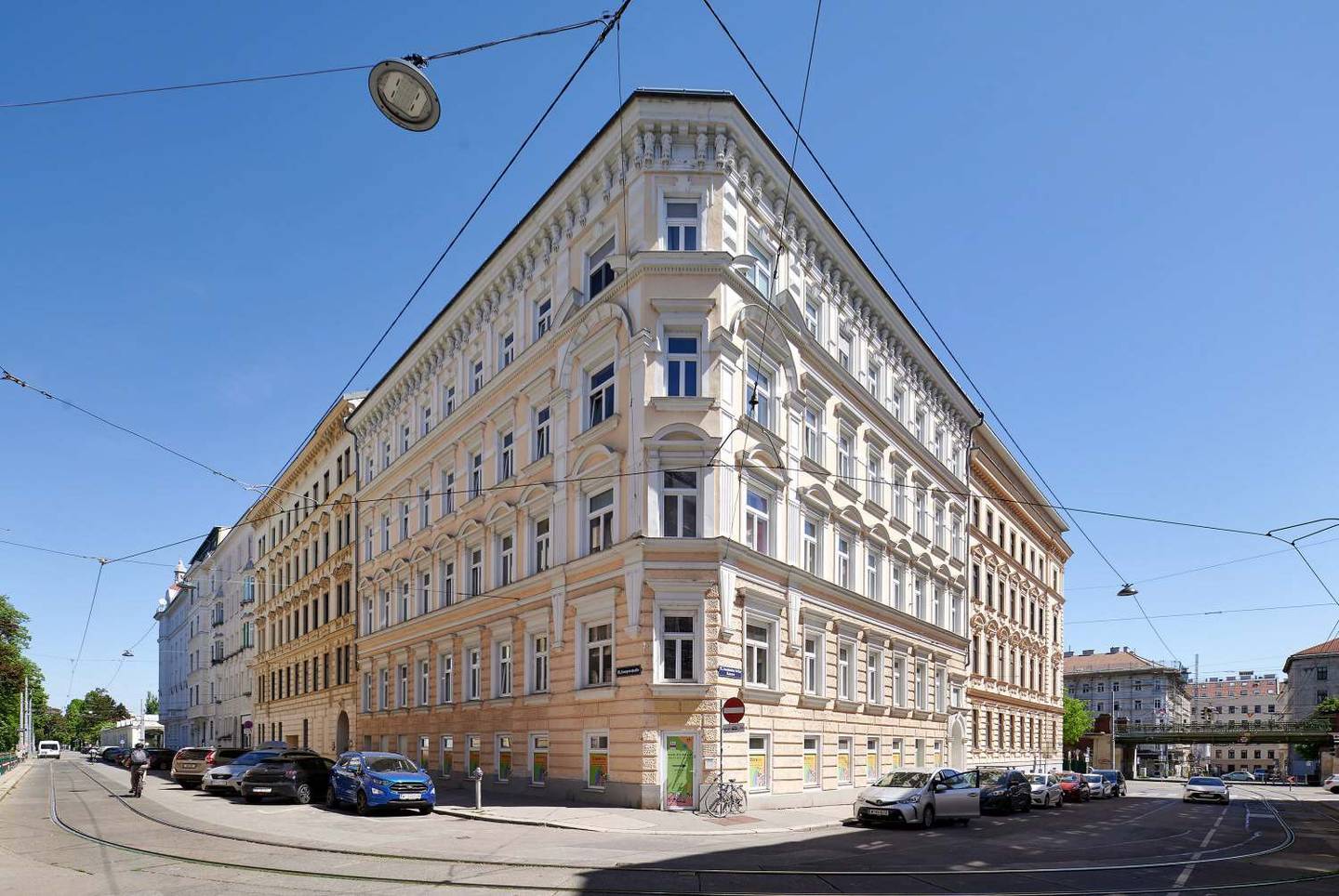 Renovated Altbau Apartment with Elevator in Währing