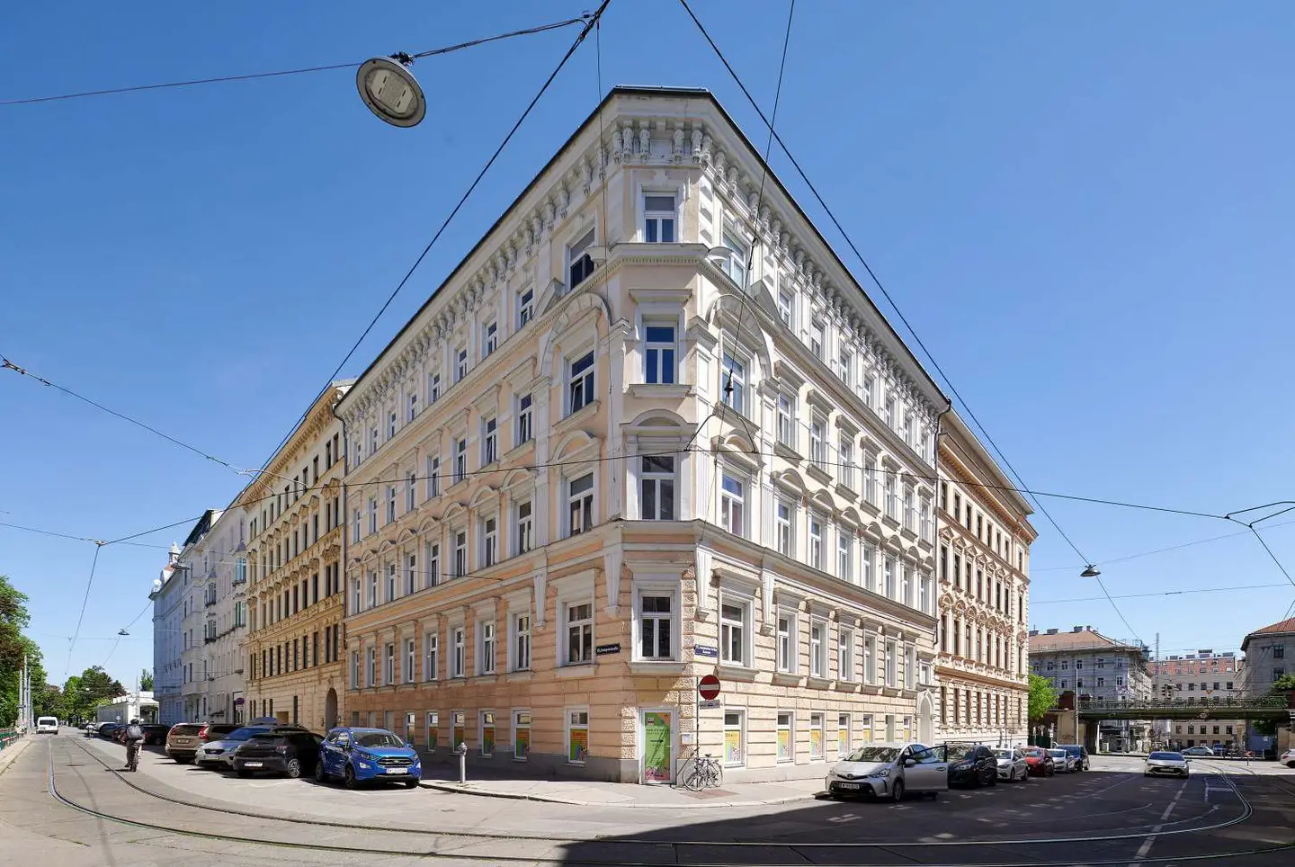 Altbau Apartment with Elevator in Quiet Location