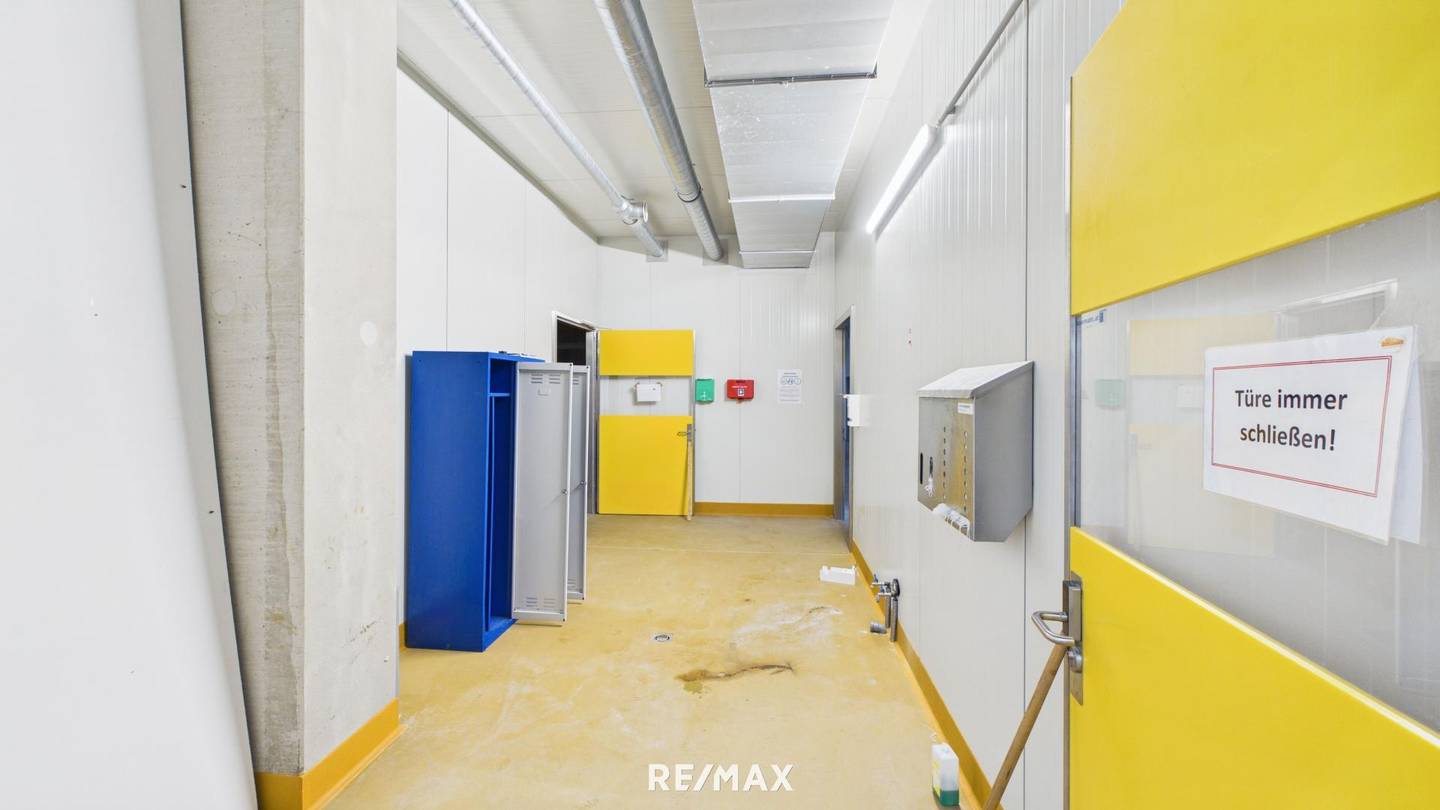 Production Hall with Ramp in Südpark