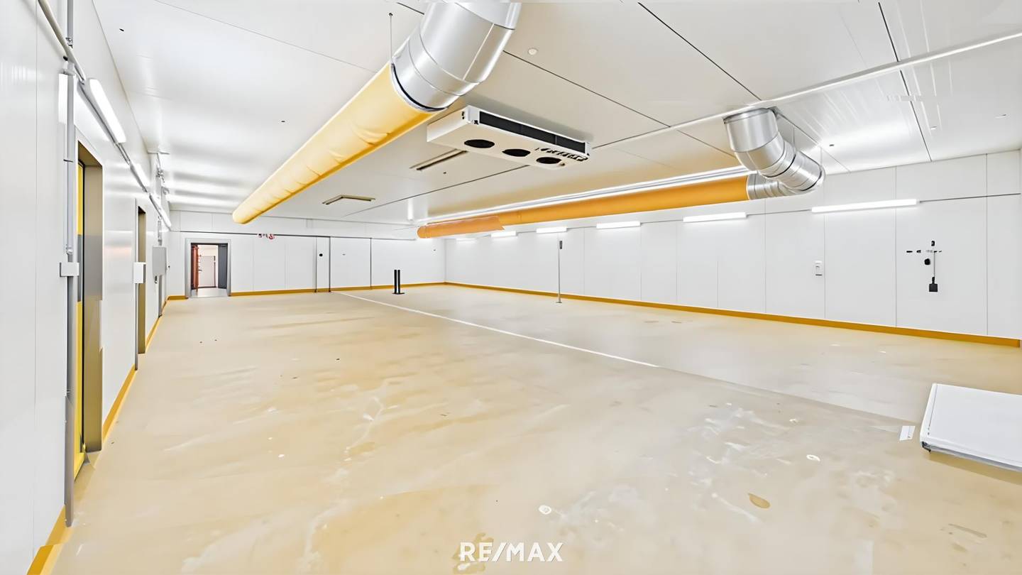 Production Hall with Ramp in Südpark