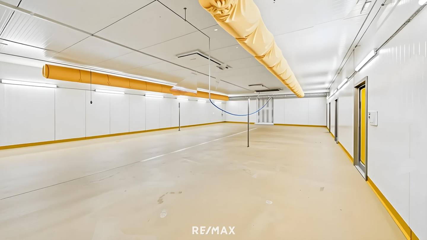 Production Hall with Ramp in Südpark