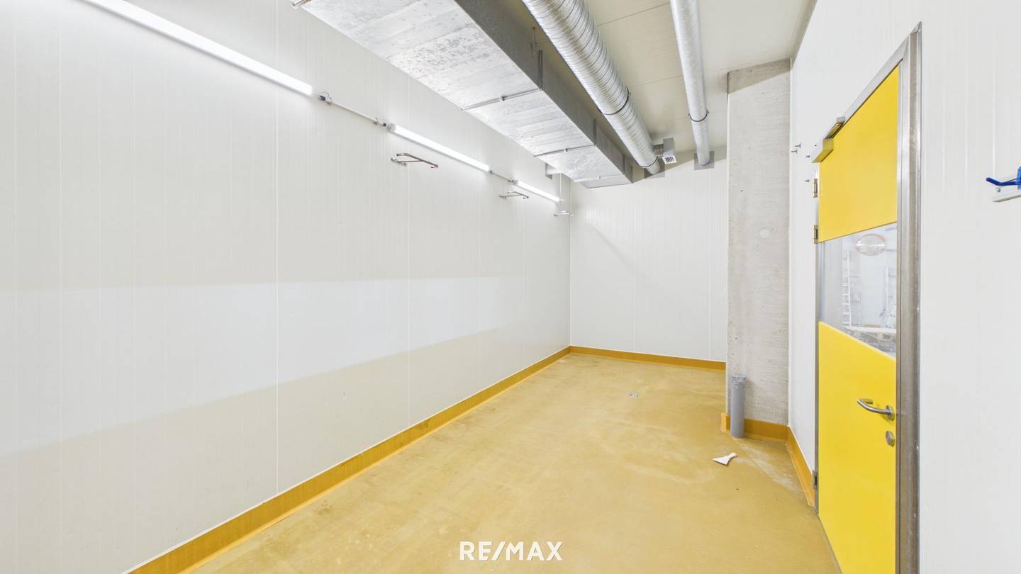 Production Hall with Ramp in Südpark