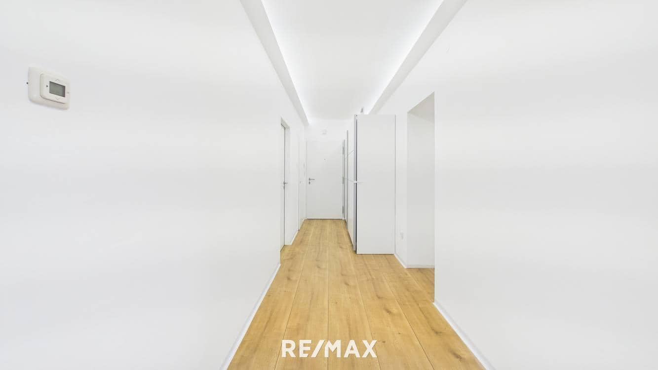 Fully Renovated 3 Room Apartment with Balcony and Elevator