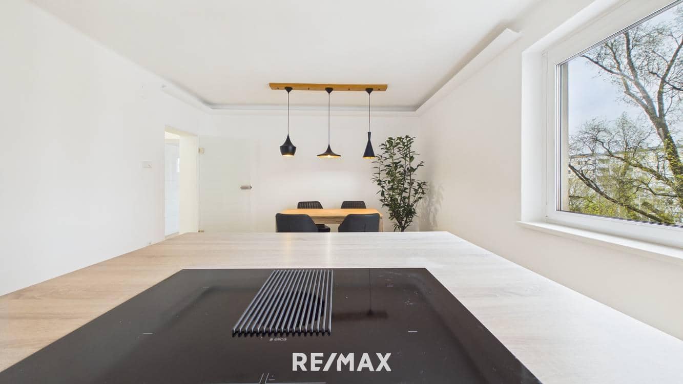 Fully Renovated 3 Room Apartment with Balcony and Elevator