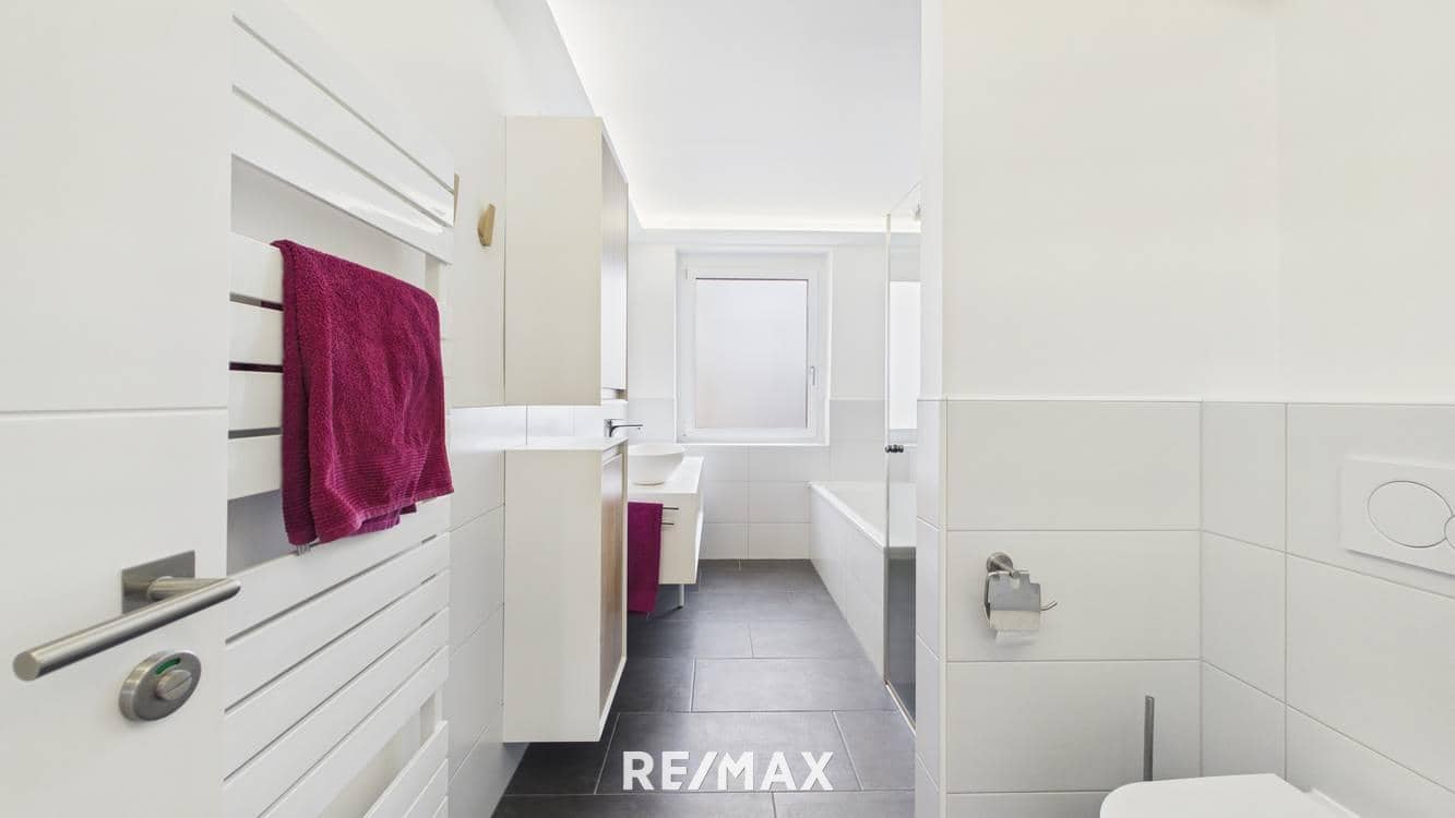 Kernsanierte 3 Zimmer Wohnung mit Balkon und Aufzug