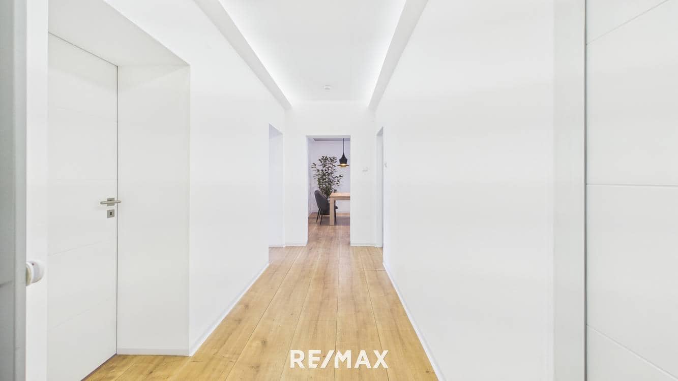 Fully Renovated 3 Room Apartment with Balcony and Elevator