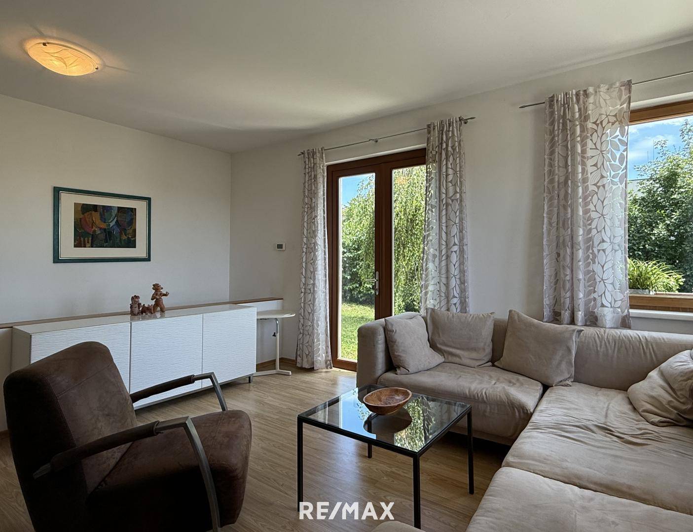 Bungalow with Pool and Separate Guest Apartment