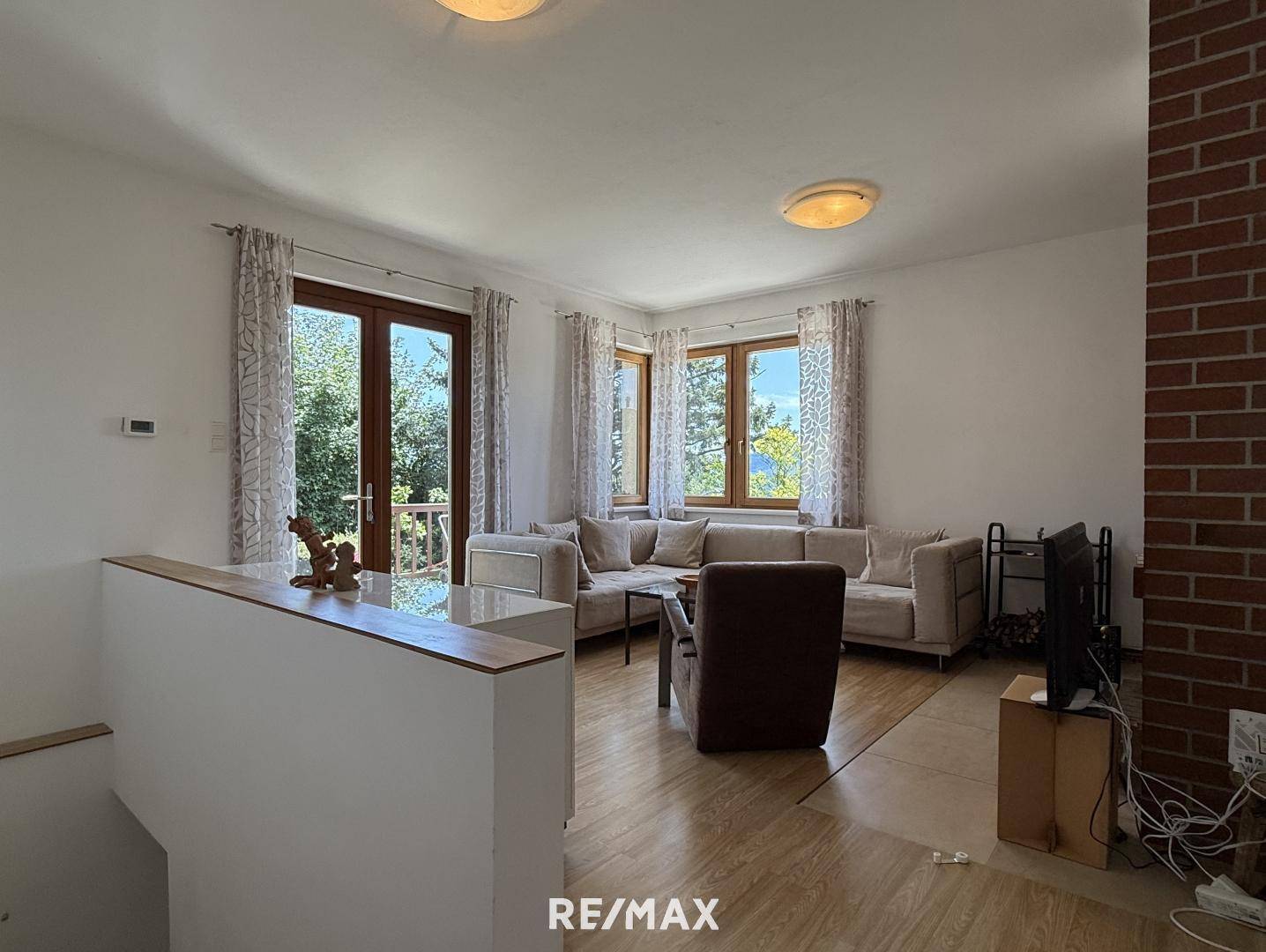 Bungalow with Pool and Separate Guest Apartment