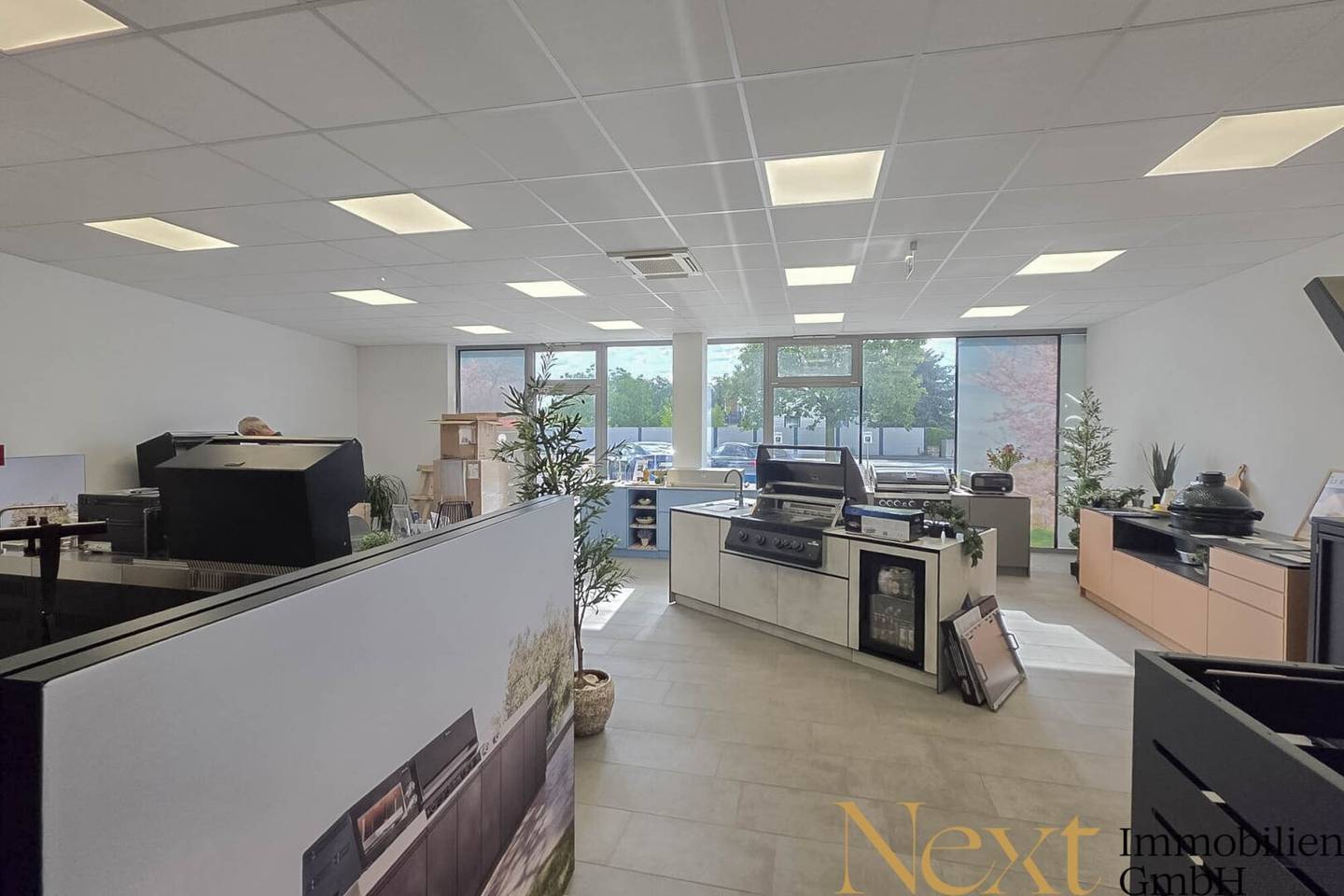 Office Space with Air Conditioning and Parking in High-Frequency Location