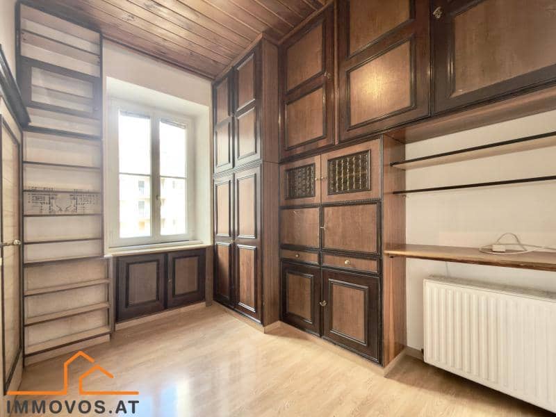 Sanierungsbedürftige Altbauwohnung mit Parkett und hoher Decke