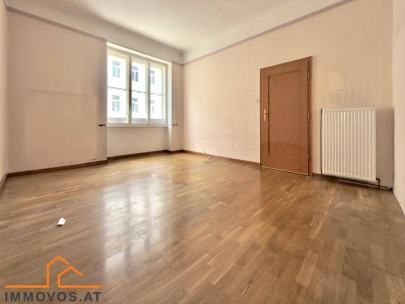 Sanierungsbedürftige Altbauwohnung mit Parkett und hoher Decke