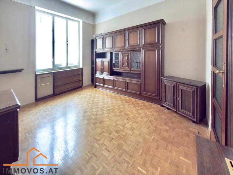 Sanierungsbedürftige Altbauwohnung mit Parkett und hoher Decke