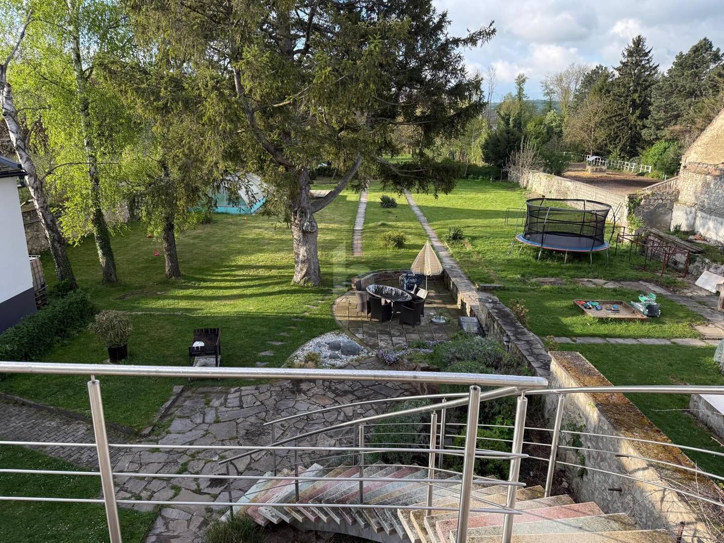 Großes Grundstück mit Pool Anlegerwohnung