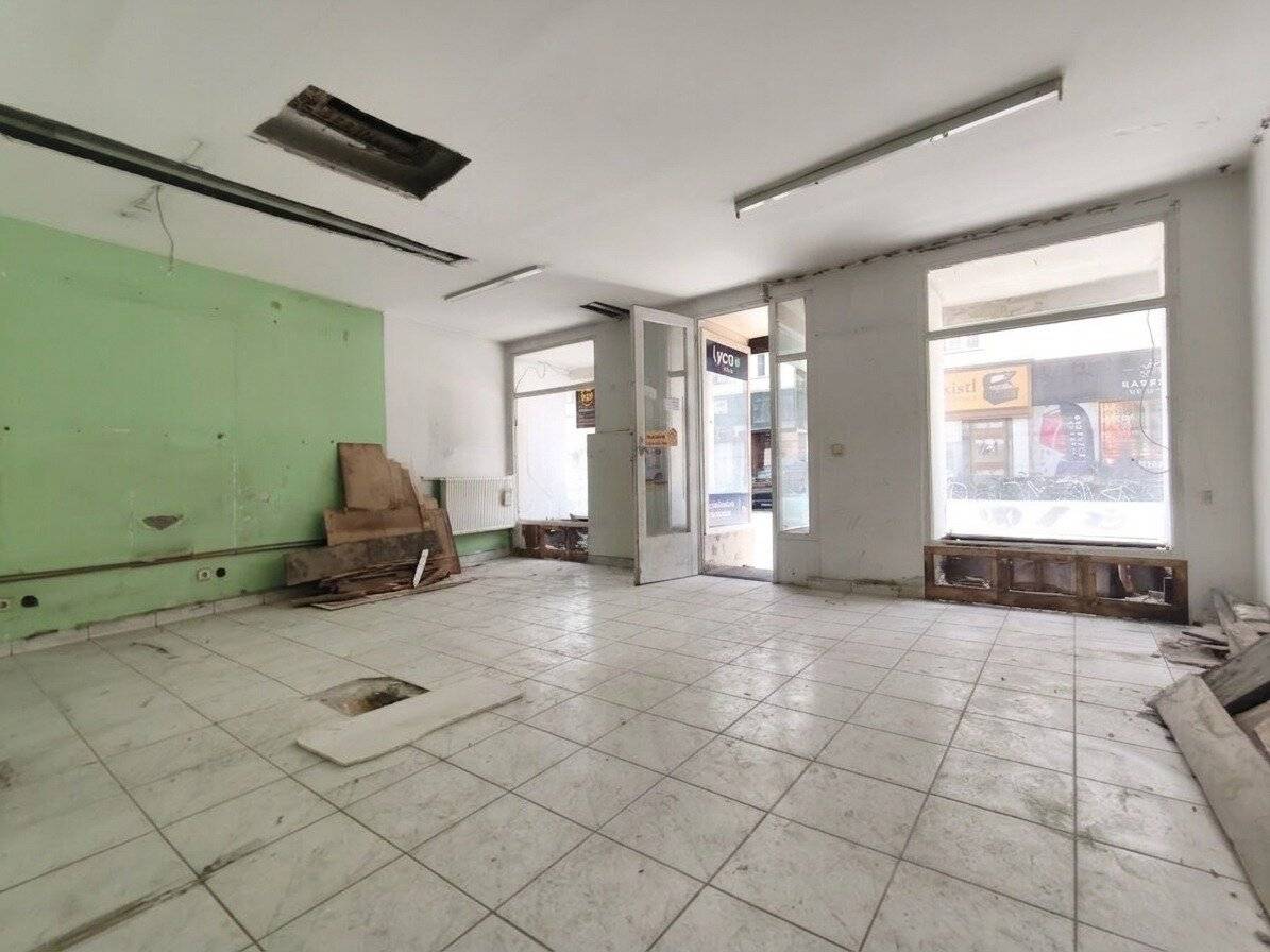 Commercial space with large display frontage in high-traffic location