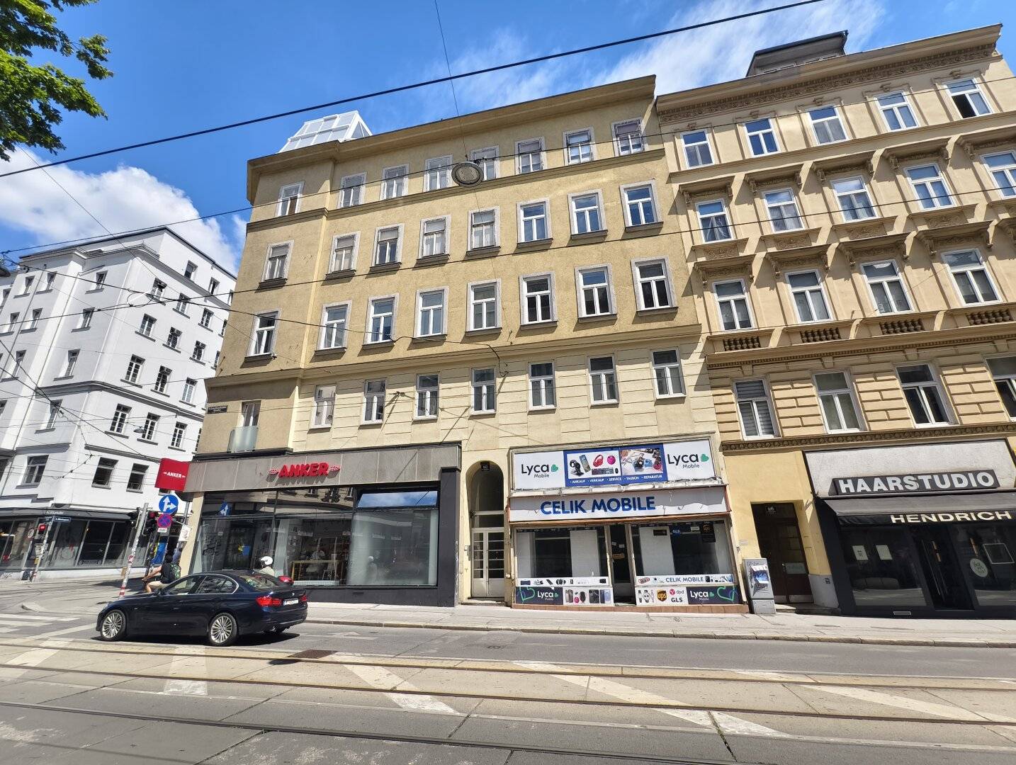 Commercial space with large display frontage in high-traffic location