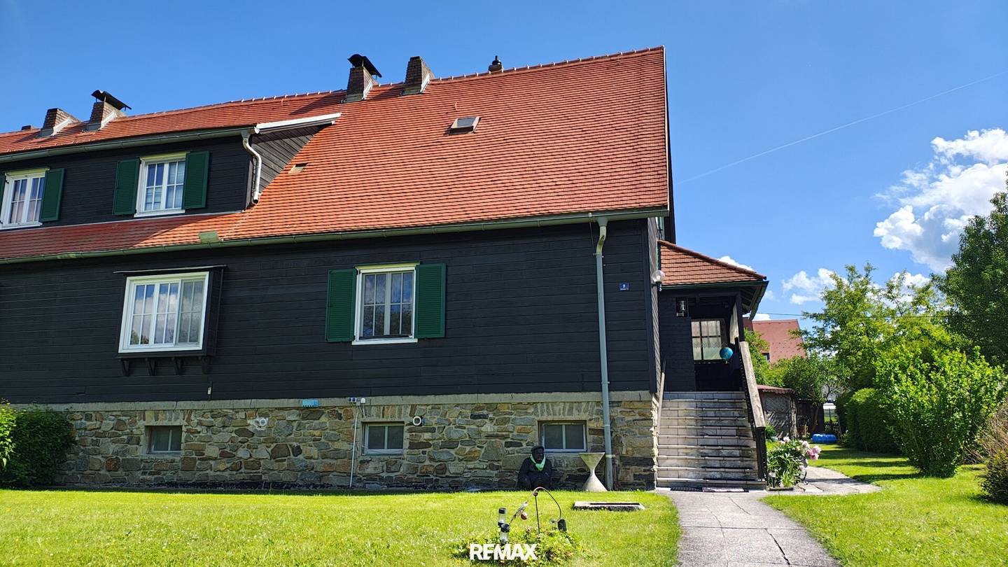 Gepflegte Doppelhaushälfte mit Garten und Kachelofen