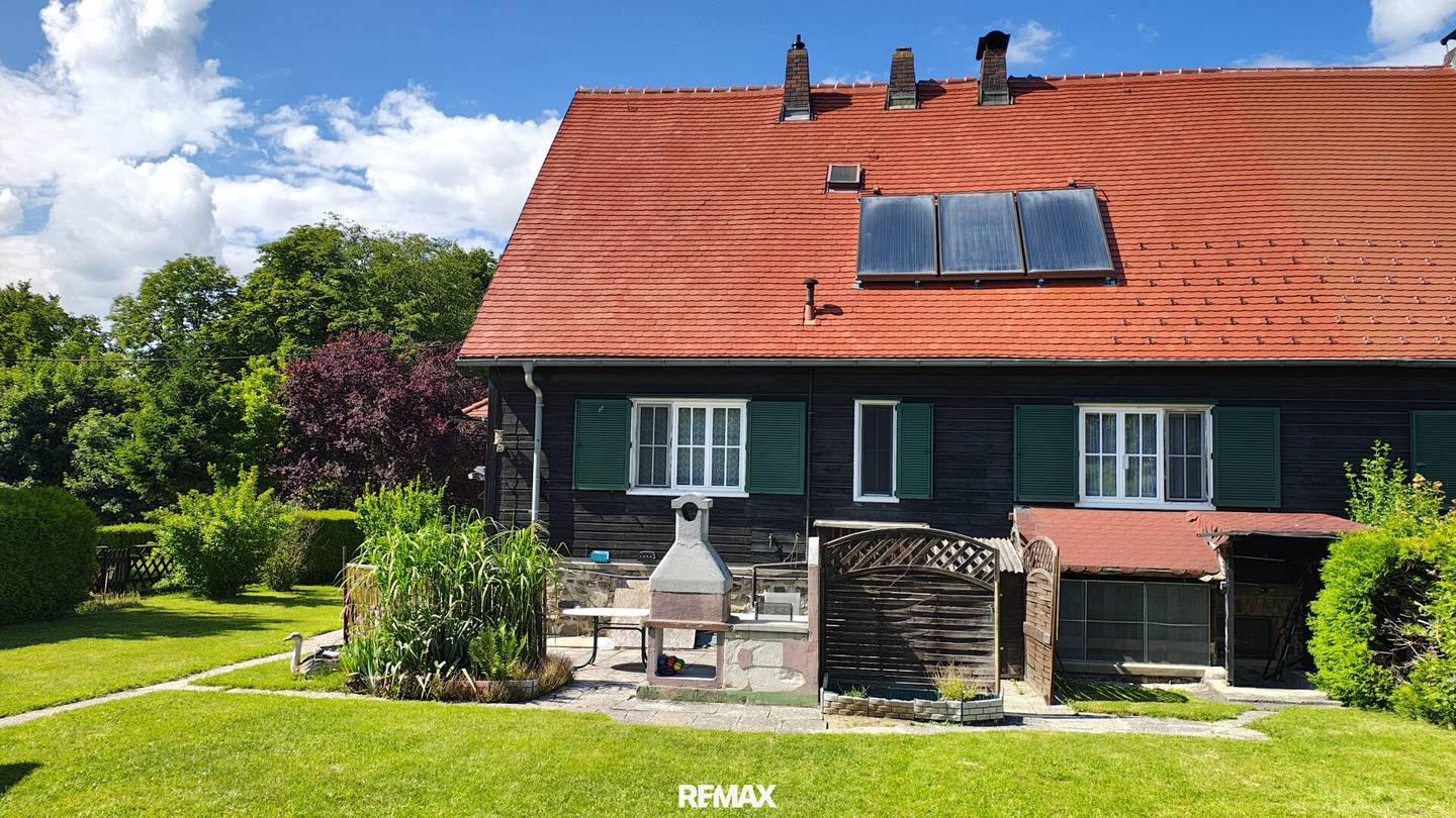 Gepflegte Doppelhaushälfte mit Garten und Kachelofen