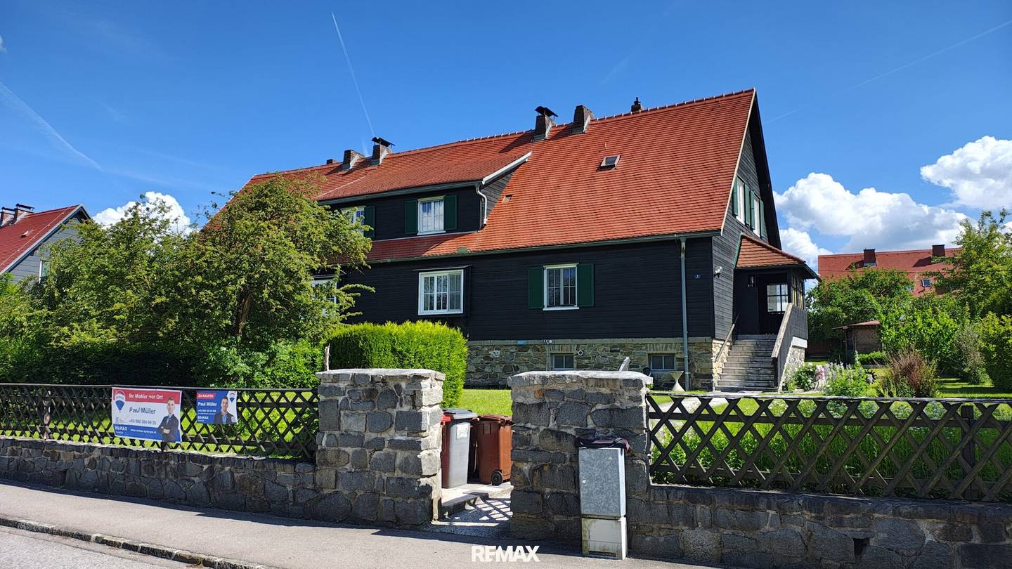 Gepflegte Doppelhaushälfte mit Garten und Kachelofen