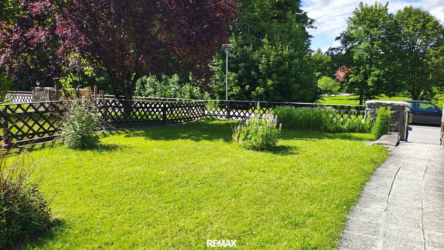 Gepflegte Doppelhaushälfte mit Garten und Kachelofen