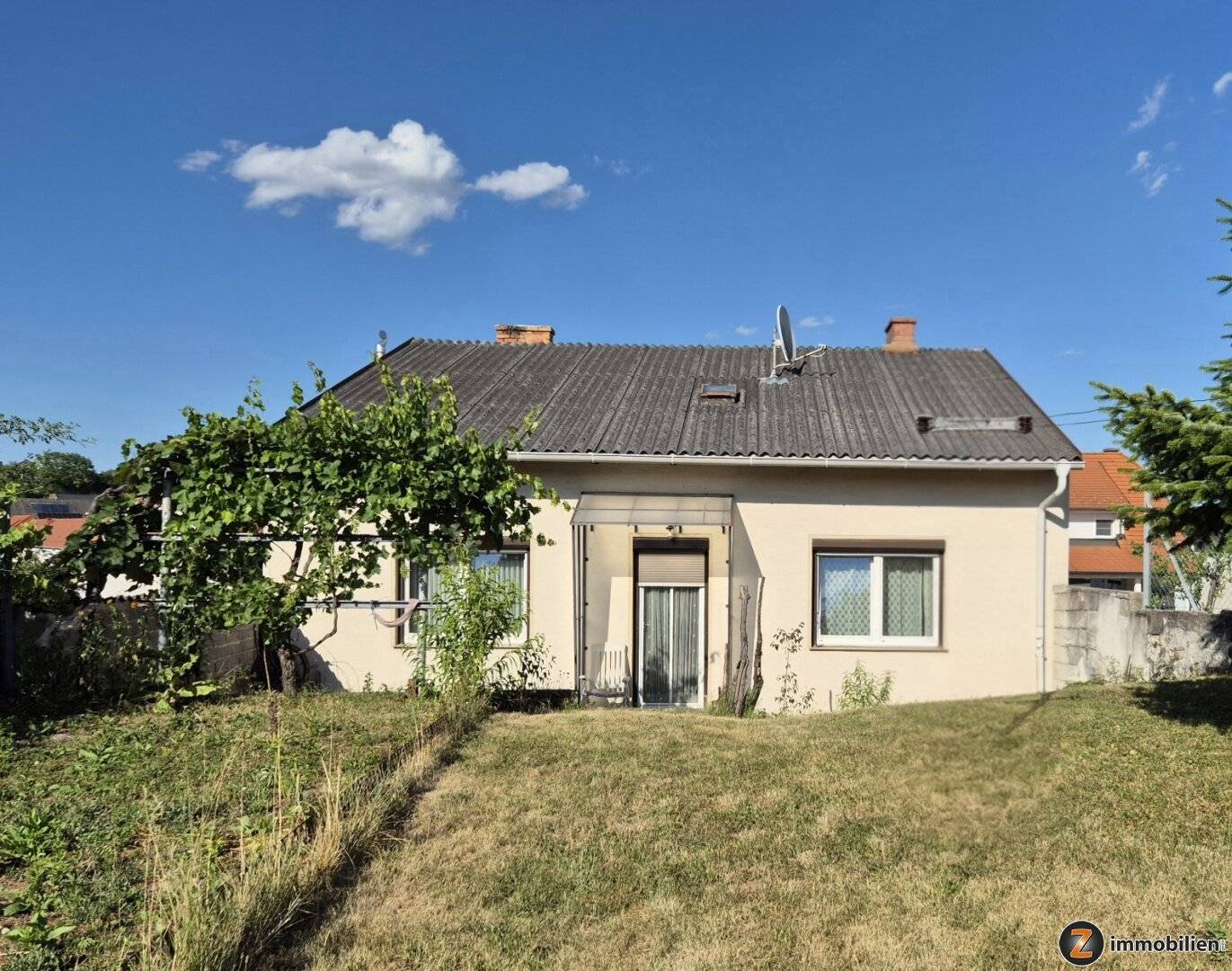Gepflegtes Einfamilienhaus mit zwei Garagen und Obstgarten