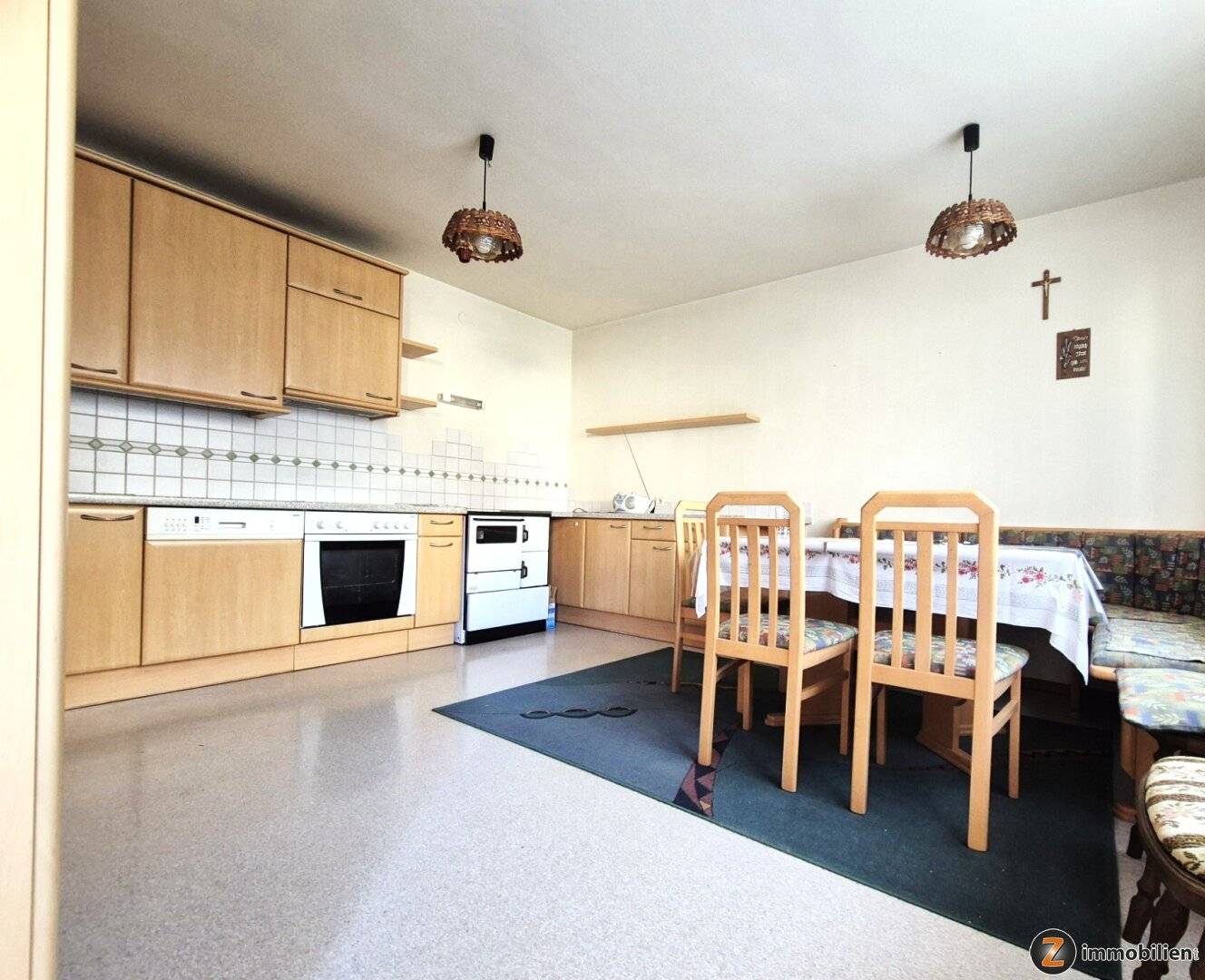 Gepflegtes Einfamilienhaus mit zwei Garagen und Obstgarten