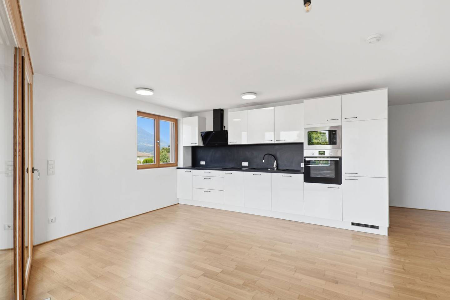 Bright 3-room apartment with loggia and mountain view