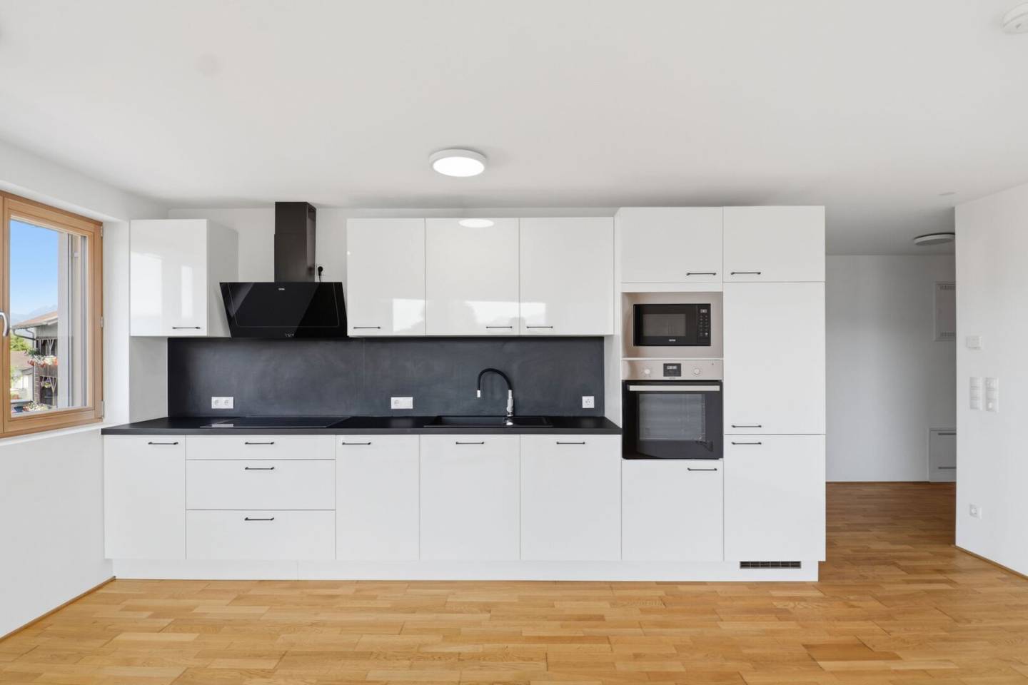 Bright 3-room apartment with loggia and mountain view
