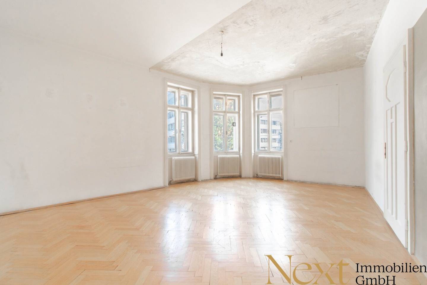 Charmant sanierungsbedürftige Altbauwohnung mit Loggia