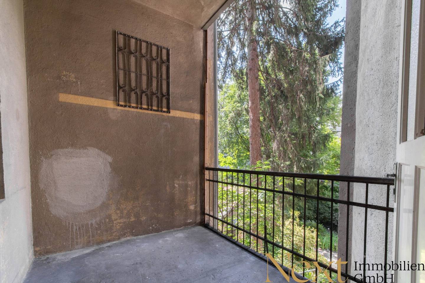 Charmant sanierungsbedürftige Altbauwohnung mit Loggia